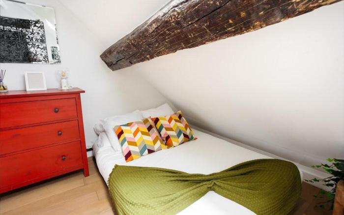 Duplex apartment steps to the Louvre for 4 Pers.