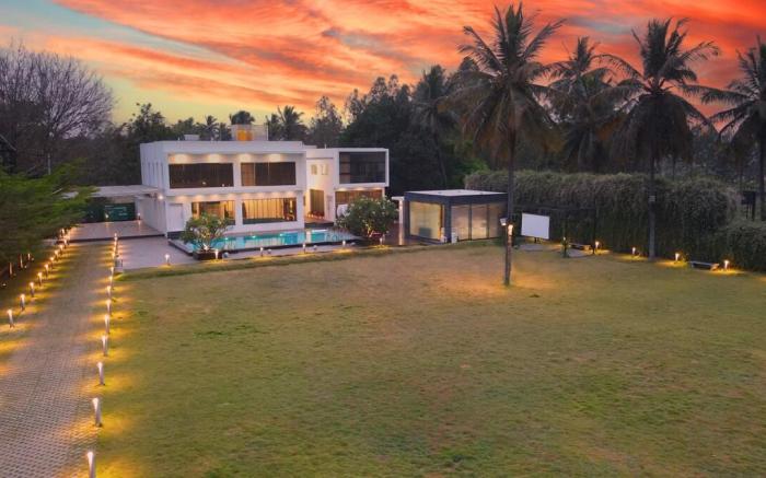 Luxury 3BR Pool Villa with Lawn & Home Theatre 