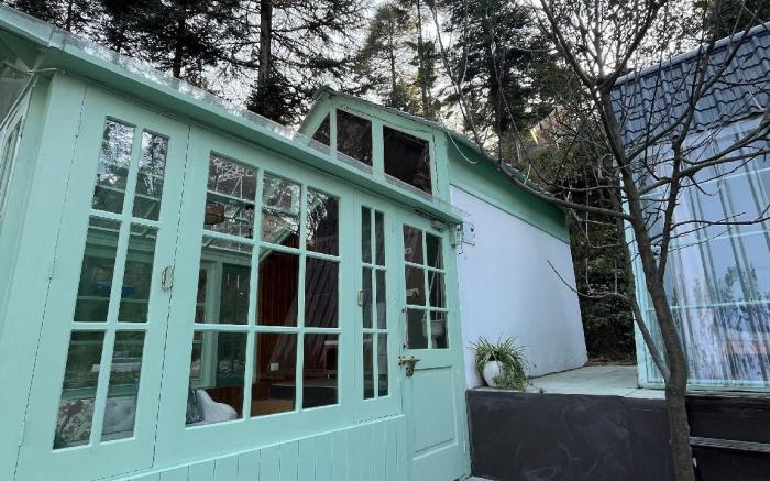 A Cozy Wooden Cabin & Attic | Itsy Bitsy