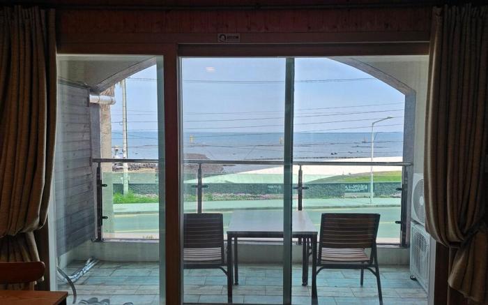 [10 minutes from the airport, beautiful sunset] Iho Tewoo Beach Pension Room 303