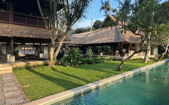 Stunning private Villa - sunset across rice fields