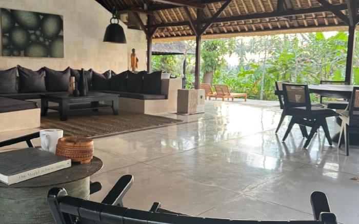 Stunning private Villa - sunset across rice fields