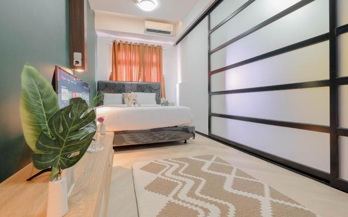 Comfort and Big 1BR Green Pramuka City By Travelio