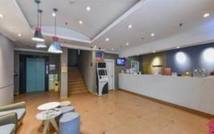 Home Inn Zhuhai Gongbei Port Pedestrian Street