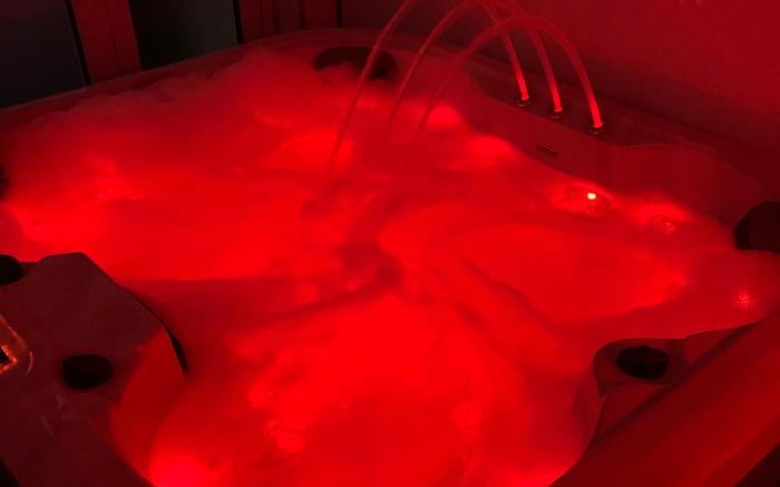 Relaxing Getaway With  Hot Tub  Sauna Sleeps 6