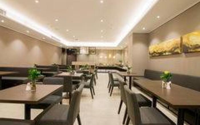 Home Inn Plus Hangzhou Future Science and Technology City West Railway Station