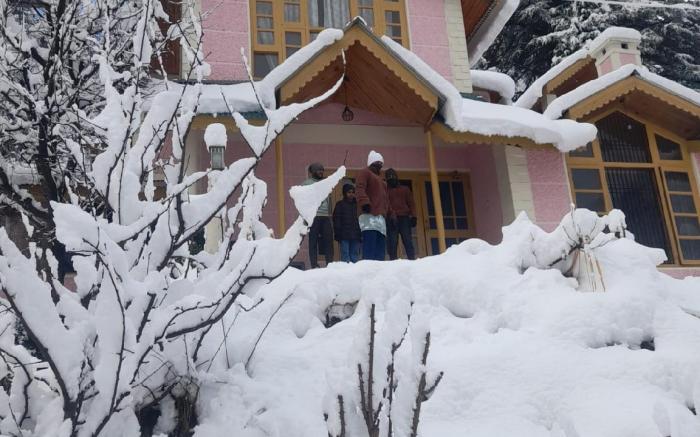 Snowberry Cottage Manali: -4BR by Homeyhuts
