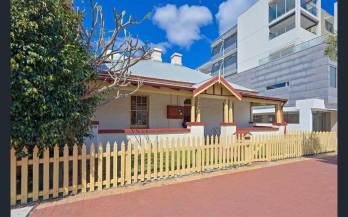 Emu Backpackers Perth - note - Valid Passport required for check in