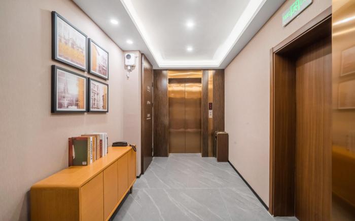Home Inn Plus Chongqing Guanyinqiao Hongqihegou Light Rail Station