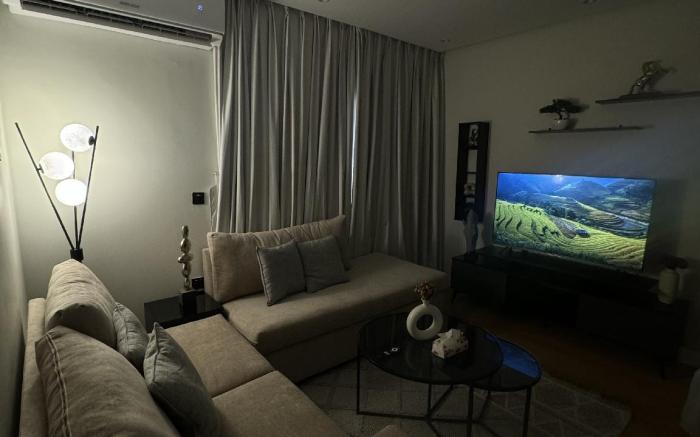 Modern 1BR, 60" 4K TV, Spacious, Self-Entry