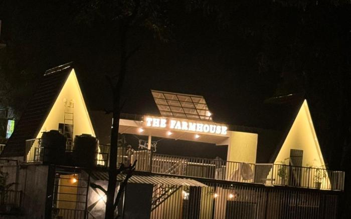 The FarmHouse Cafe & Lounge