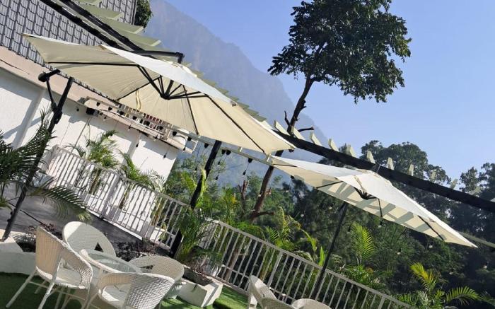 The FarmHouse Cafe & Lounge