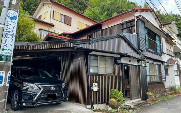 至近に海と鉄道を眺めるボートソファルームで至極のサウナ&スパ体験！ガレージBAR【トリックマーメイド