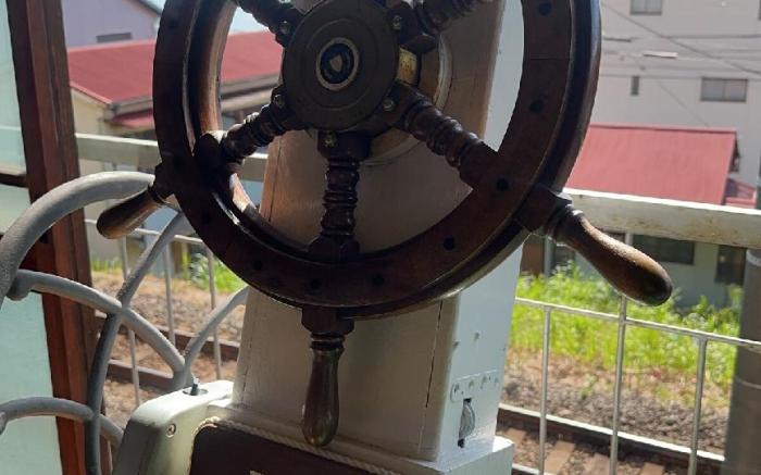 至近に海と鉄道を眺めるボートソファルームで至極のサウナ&スパ体験！ガレージBAR【トリックマーメイド