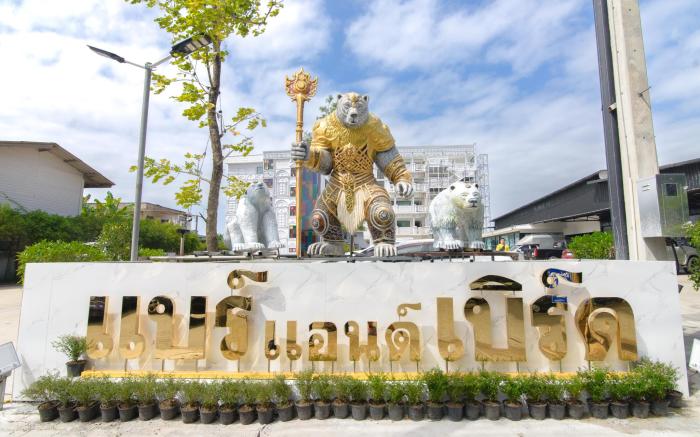 Bear & Bird Hotel