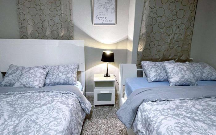 5 bedroom house 6 Queen Beds, king suite & Office