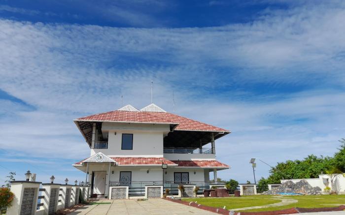 Luxury bungalow surrounded with tea plantation 