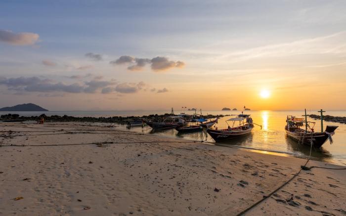 Private Beach Villa With Sunset Views-On The Sand