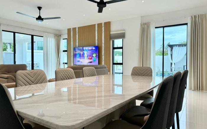 Luxury 5BR Home w/ Private Pool, 18Pax, Netflix