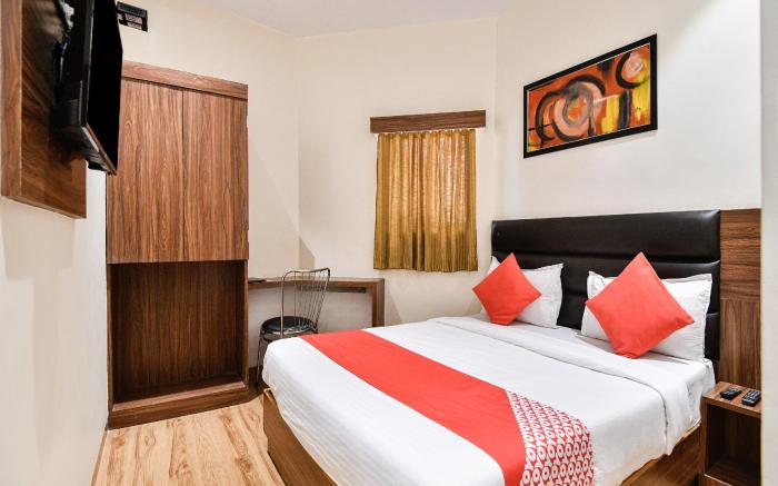 OYO 15535 Deluxe Residency