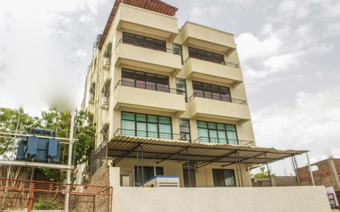 OYO Primrose Regency Near Amanora Mall