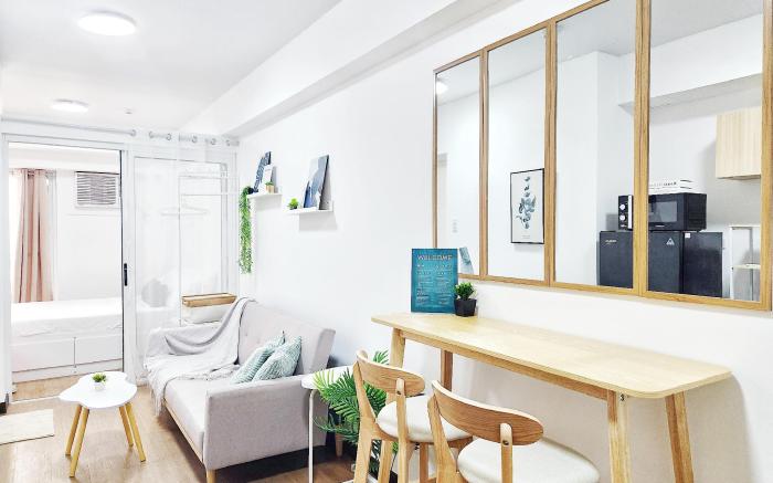 Unit Clyde: Fresh Condo across Ayala Cloverleaf
