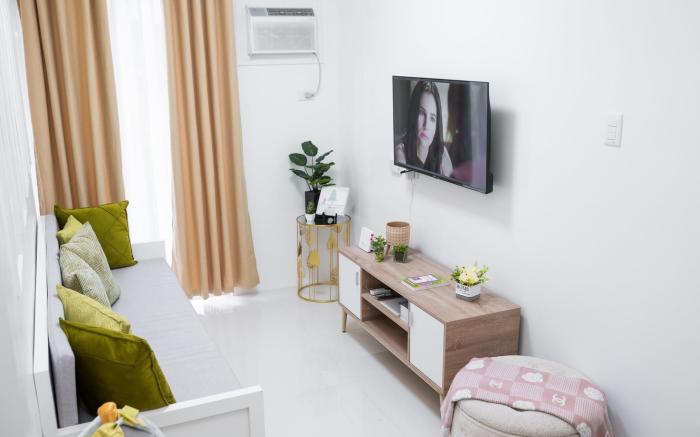 Cozy Crib Suite Condo w/ Balcony Pool & Gym
