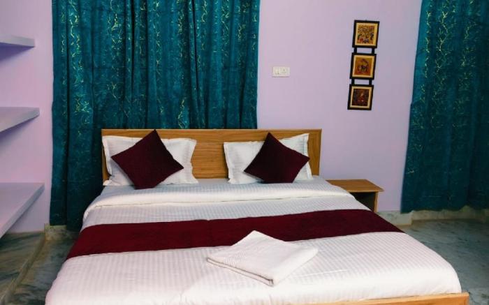 Goroomgo Rail View Guest House Puri