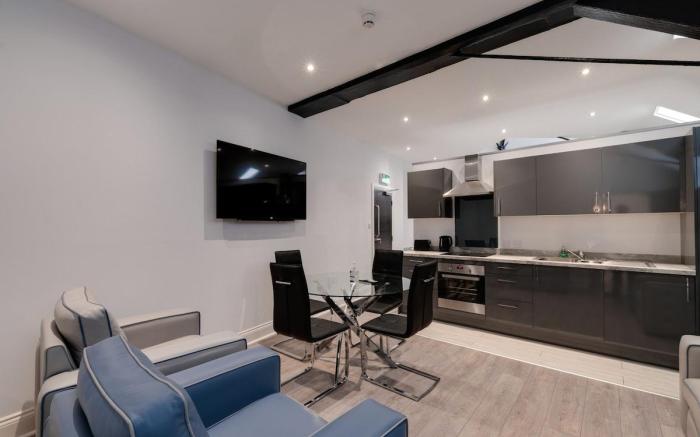 Temple Court Cavern Quarter 2-BR Large Apartment