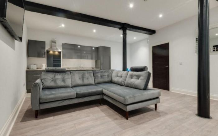 Temple Court Cavern Quarter 1-BR Central Apt