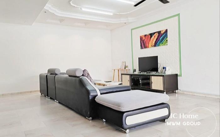 5 bedrooms fully Aircon Space Car Porch Event