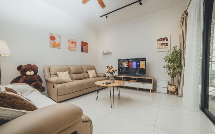 Bay Laurel Urban Poolscape 3BR6pax w Balcony