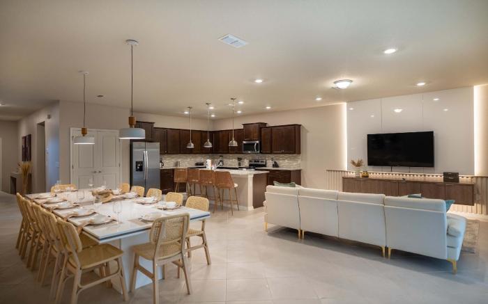 Fun and Relax, 10 Bed Home, Pool, Themed Rooms