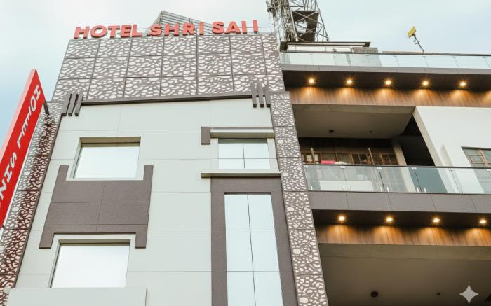 Hotel Shri Sai Deluxe - 1 Min from Adarsh Nagar Metro, Couple, Business and Family Friendly