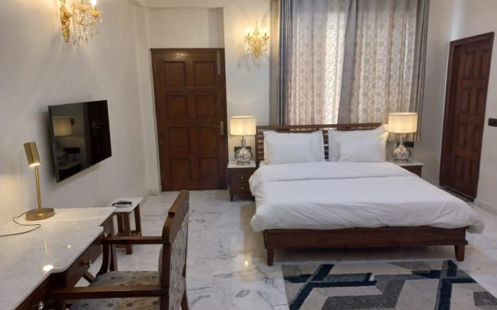 Luxury Italian 3BHK Ensuite House Near Metro, Mall