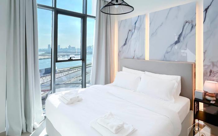 Luxury 1B with Balcony & partial Burj Khalifa view