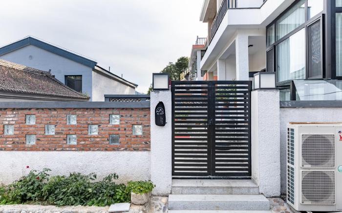 Mutianyu Great Wall Jingshan First House  B&B