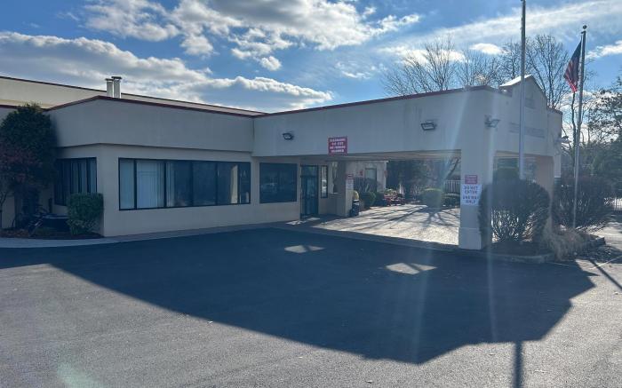 Hilltop Inn & Suites