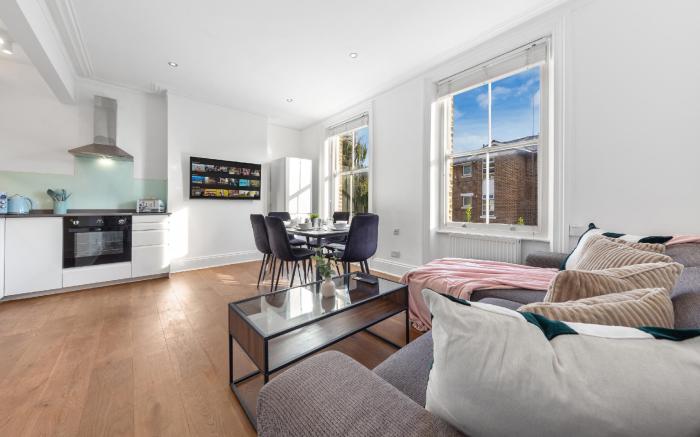 4BR City View on Terrace Flat in Central London!