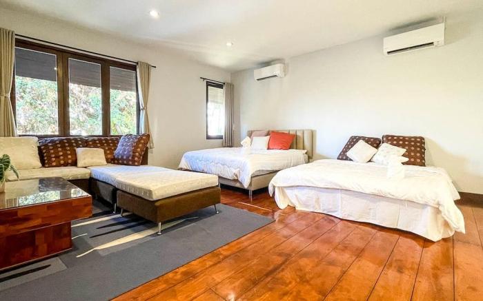 Luxury Earth Villa. Tropical Vibes, Pool Table.