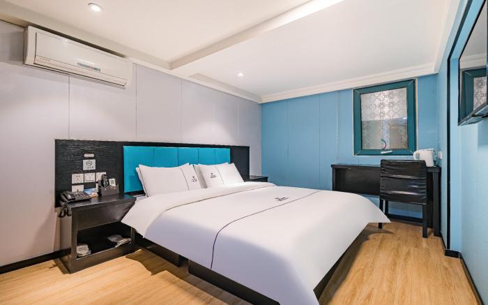 Dequan Hotel (Chaoyang High-Speed Railway Station)