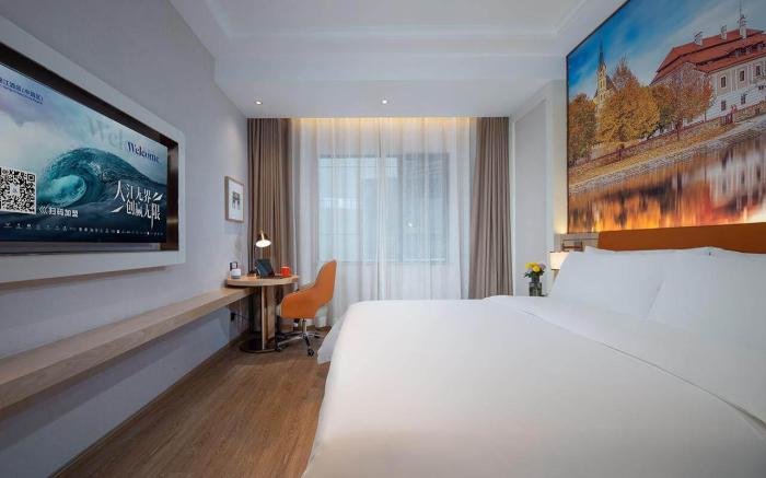 Vienna Hotel and Nanchang South Railway Station