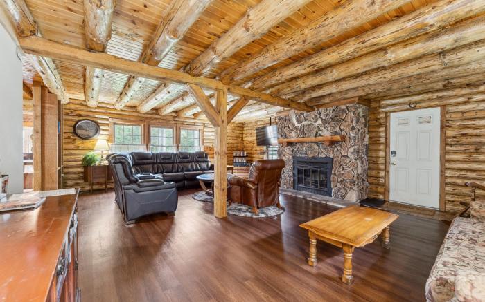 Dog Friendly Log Cabin sleeps 25+ near Dells/Lake