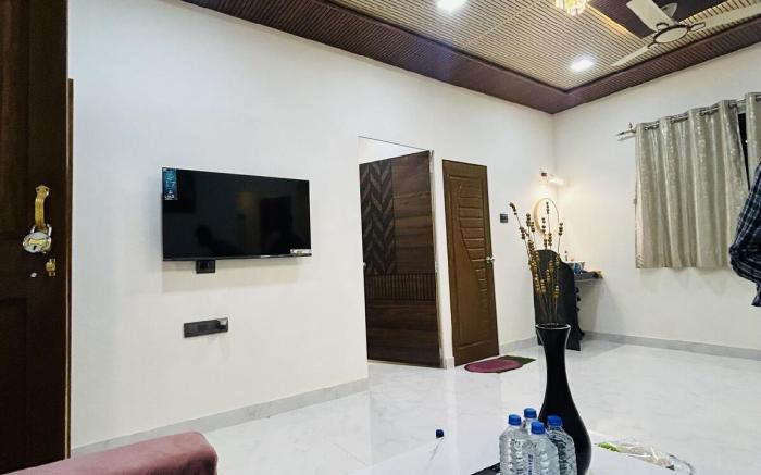 Gagan's Abode 2BR Villa|Private Pool by Homeyhuts