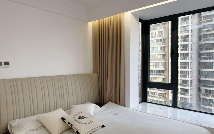 Simple 4-Bedroom Apartment 50m From Subway