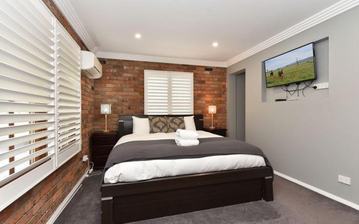Kitchener Country Estate with Pool Hot Tub on private acres that sleeps up to 18