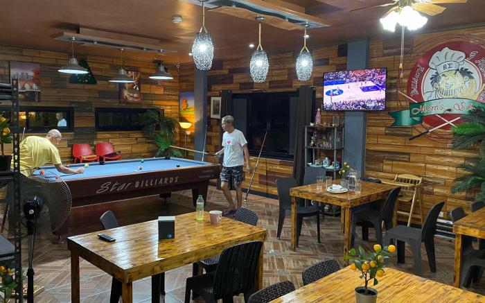 Mom's Shie Restaurant / Apartelle