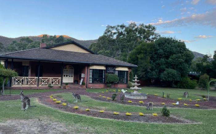 Golden Chain Country Plaza Motel Halls Gap