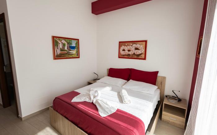 PalerMonAmour Art Gallery Suite