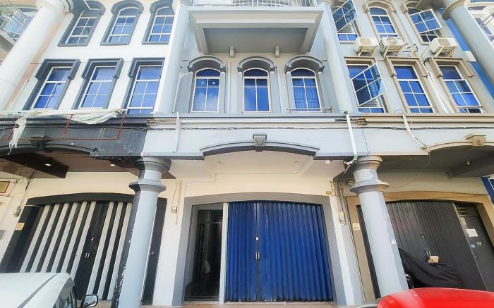 Urbanview Hotel near DC Mall Crown Homestay Batam